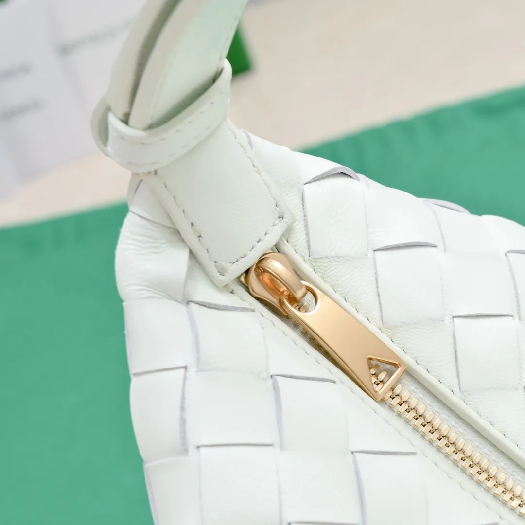 Batch 1360 #BvWallace Shoulder Lunch Bag 🔥 A lunch box bag that you can just grab and go. It is made of classic intrecciato weaving technology and reflects the craftsmanship of Bottega. The entire bag is made of top-grade happa lambskin. It is very soft and lightweight. The small bag shape is cute and exquisite. The interior capacity is also very large and can be carried under the arm. It is quite practical! The bottom of the bag is made of gold metal to prevent wear and tear. The details are really good! Choose this elegant commuting bag for Zaoba people~ Size: 22x13x9.5, model number; 7748#